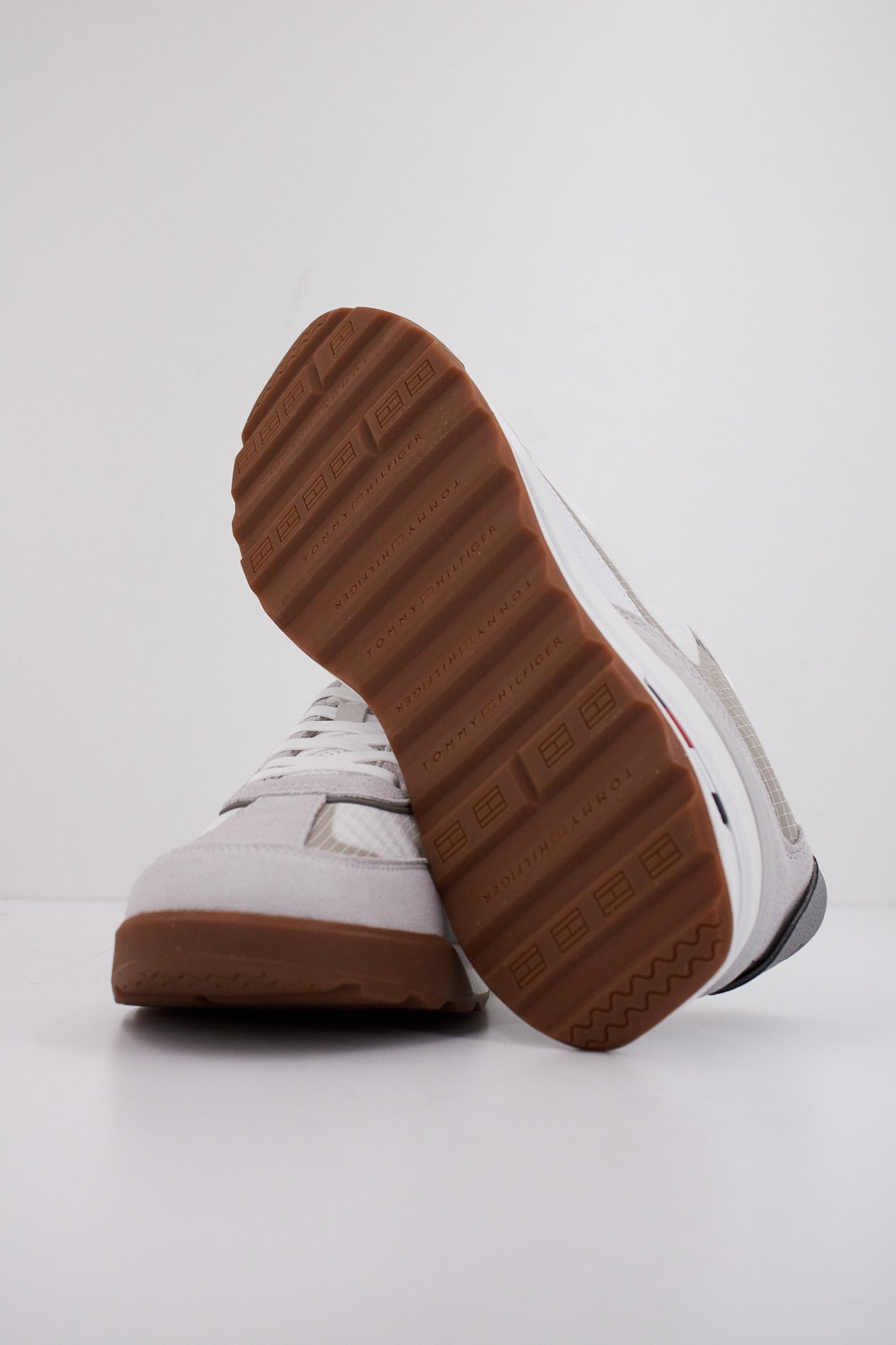 TOMMY HILFIGER RETRO RUNNER SEASONA en color YBS  (5)