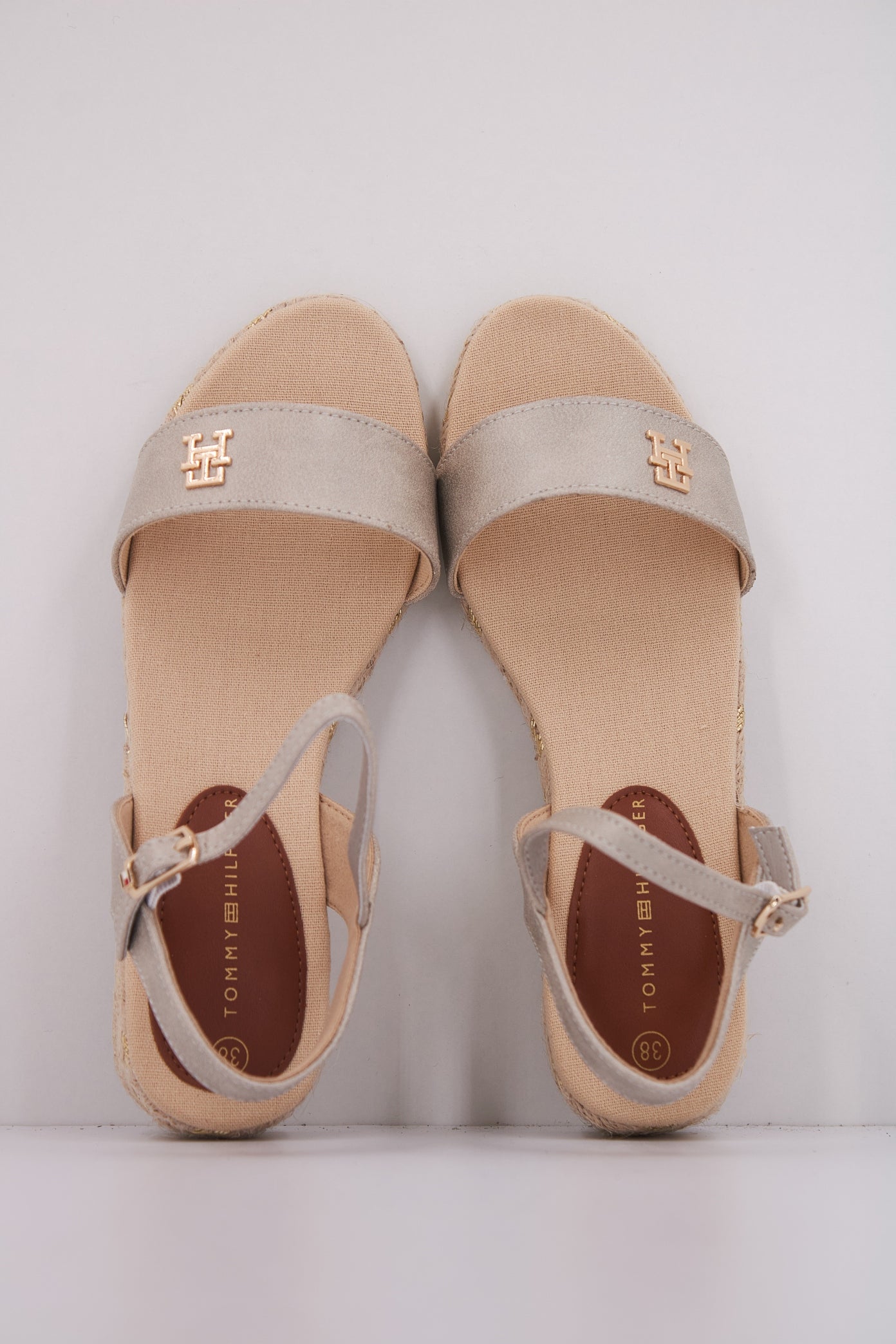 TOMMY HILFIGER TA  en color PLTNM  (3)