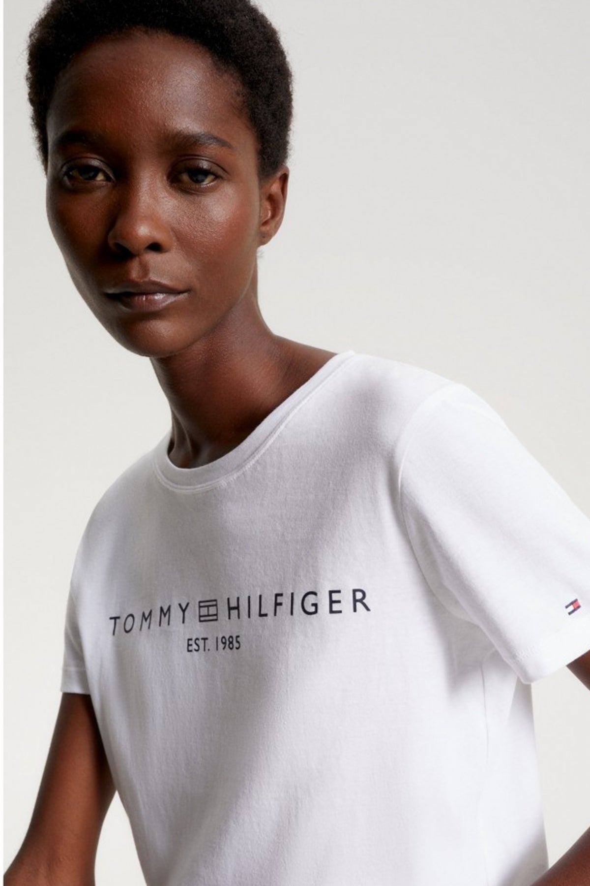 TOMMY HILFIGER REG CORP LOGO C-NK S en color YCF  (2)