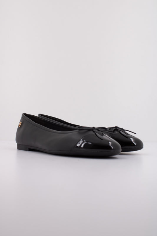 TOMMY HILFIGER PATENT TOE-CAP LTHR  en color BDS  (1)