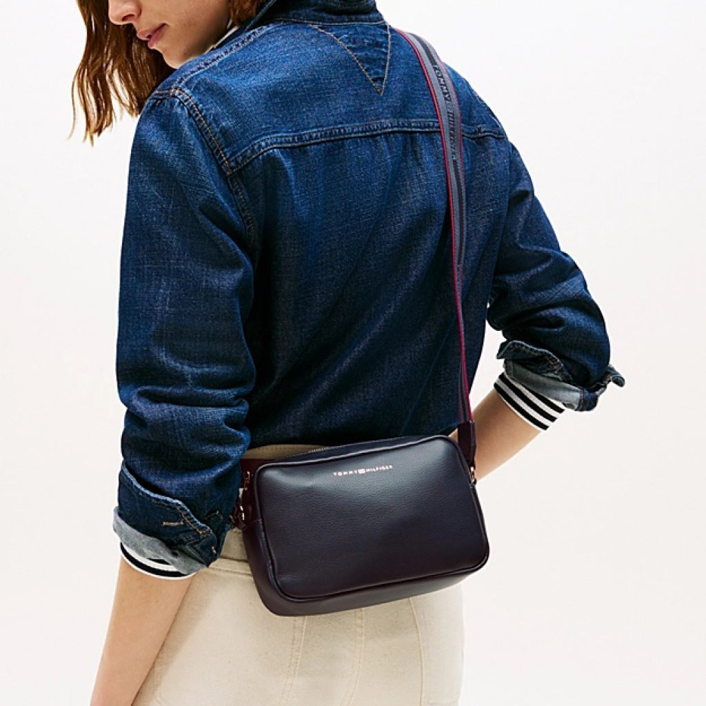TOMMY HILFIGER TH LOGOTAPE CAMERA B en color DW  (4)