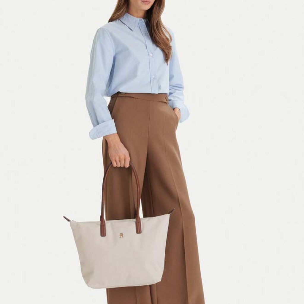 TOMMY HILFIGER POPETTE TOTE en color AEO  (4)