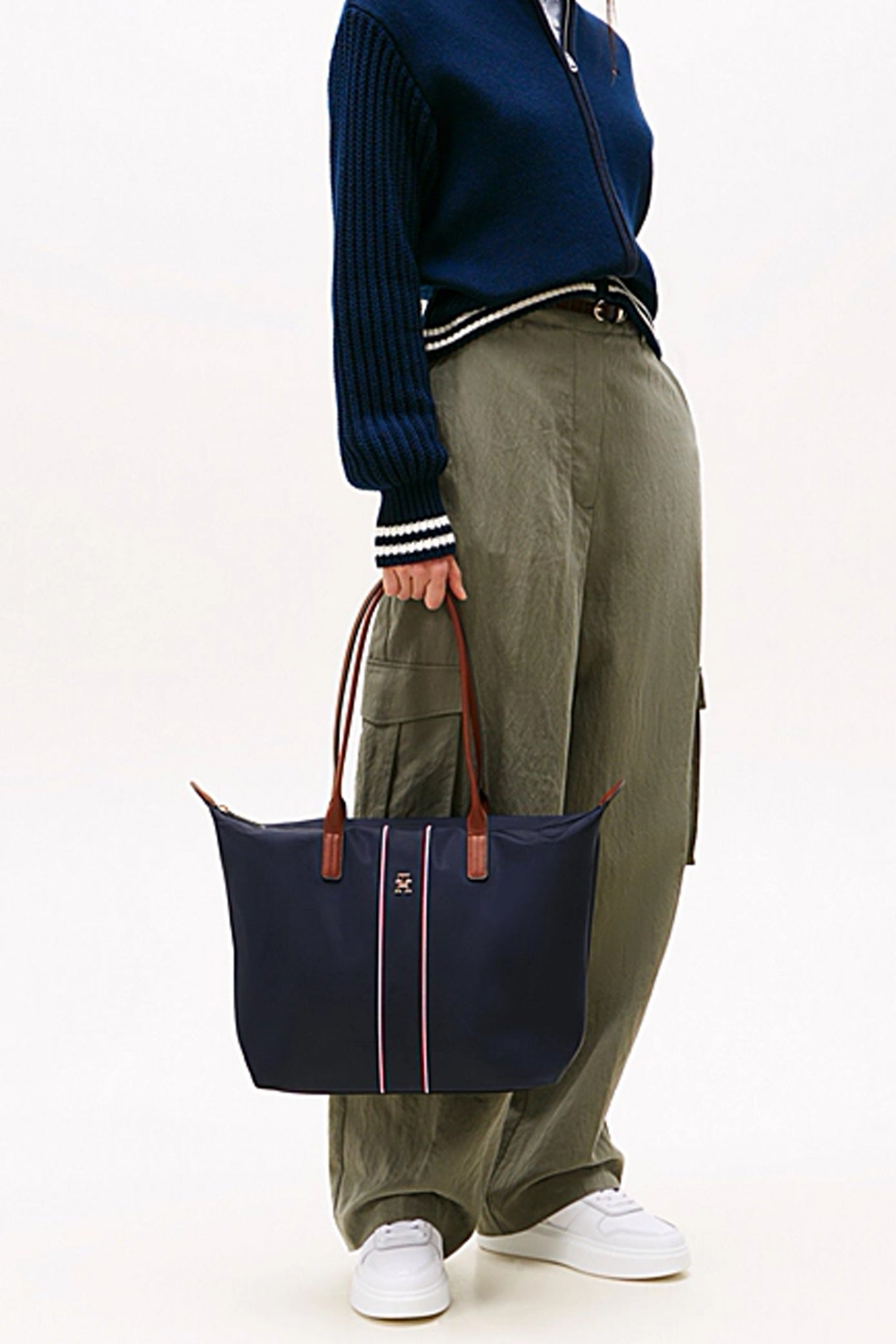 TOMMY HILFIGER AWAW  en color GY  (3)