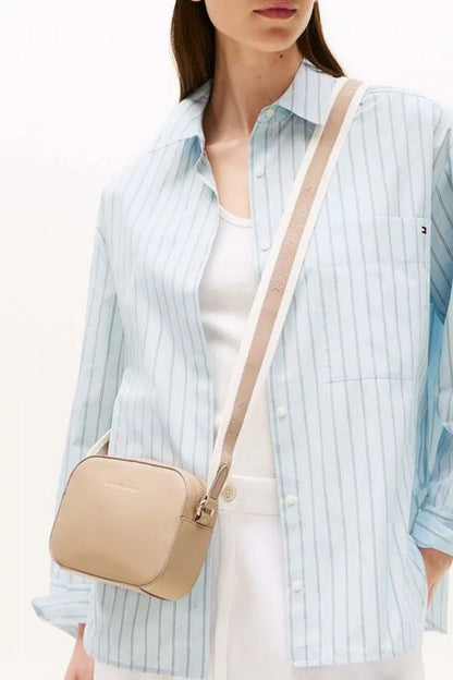 TOMMY HILFIGER TH LOGOTAPE CAMERA B en color AFE  (4)