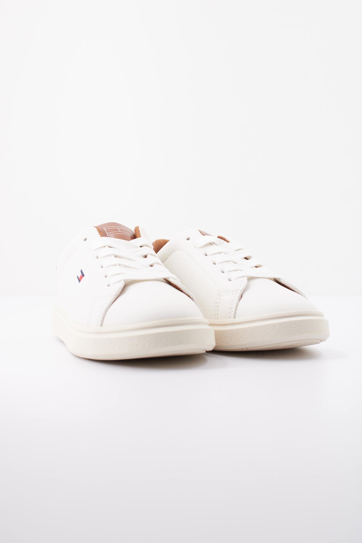 TOMMY HILFIGER TX  en color WHTCGN  (2)