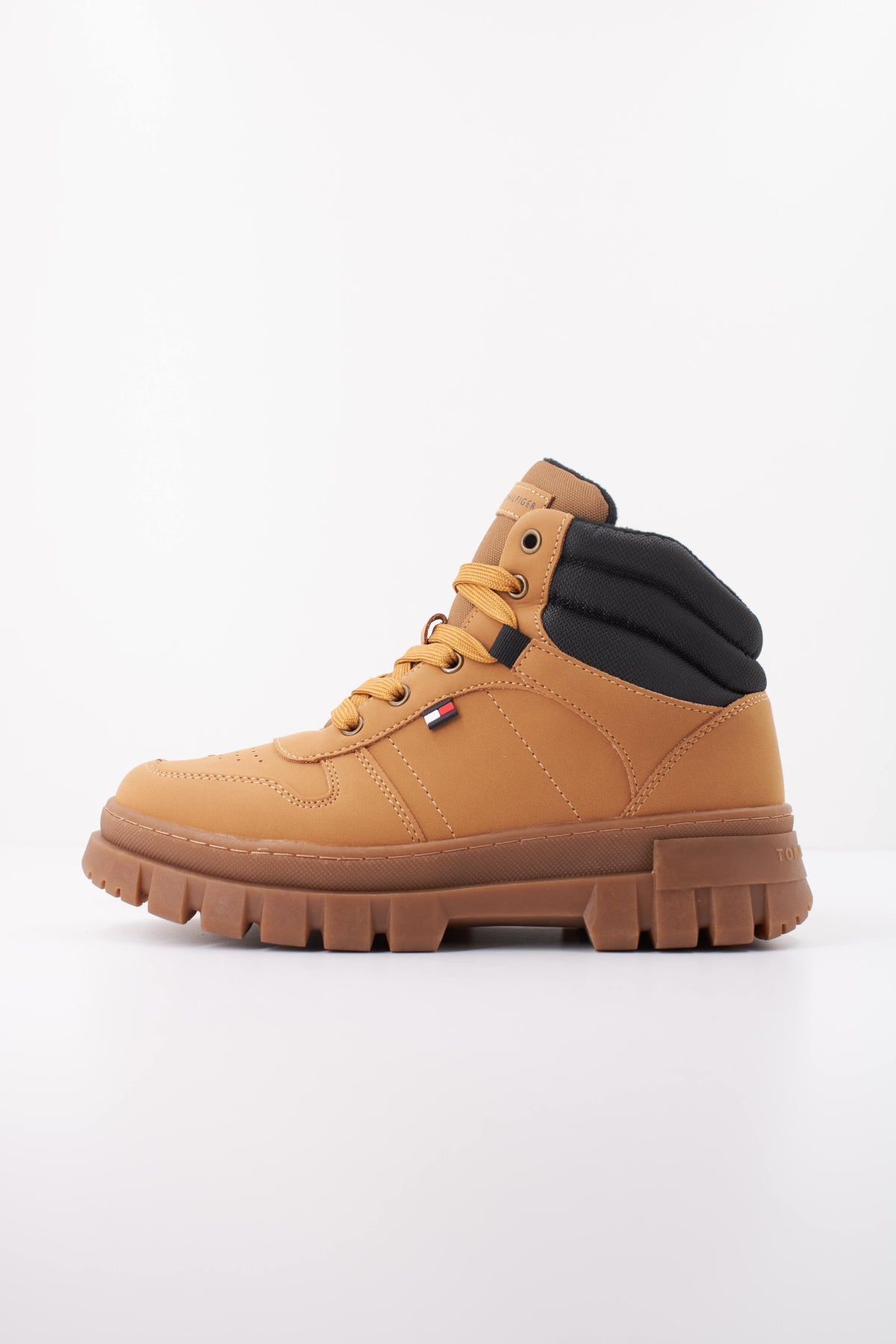 TOMMY HILFIGER LACE-UP BOOTIE en color CMLBLK  (1)