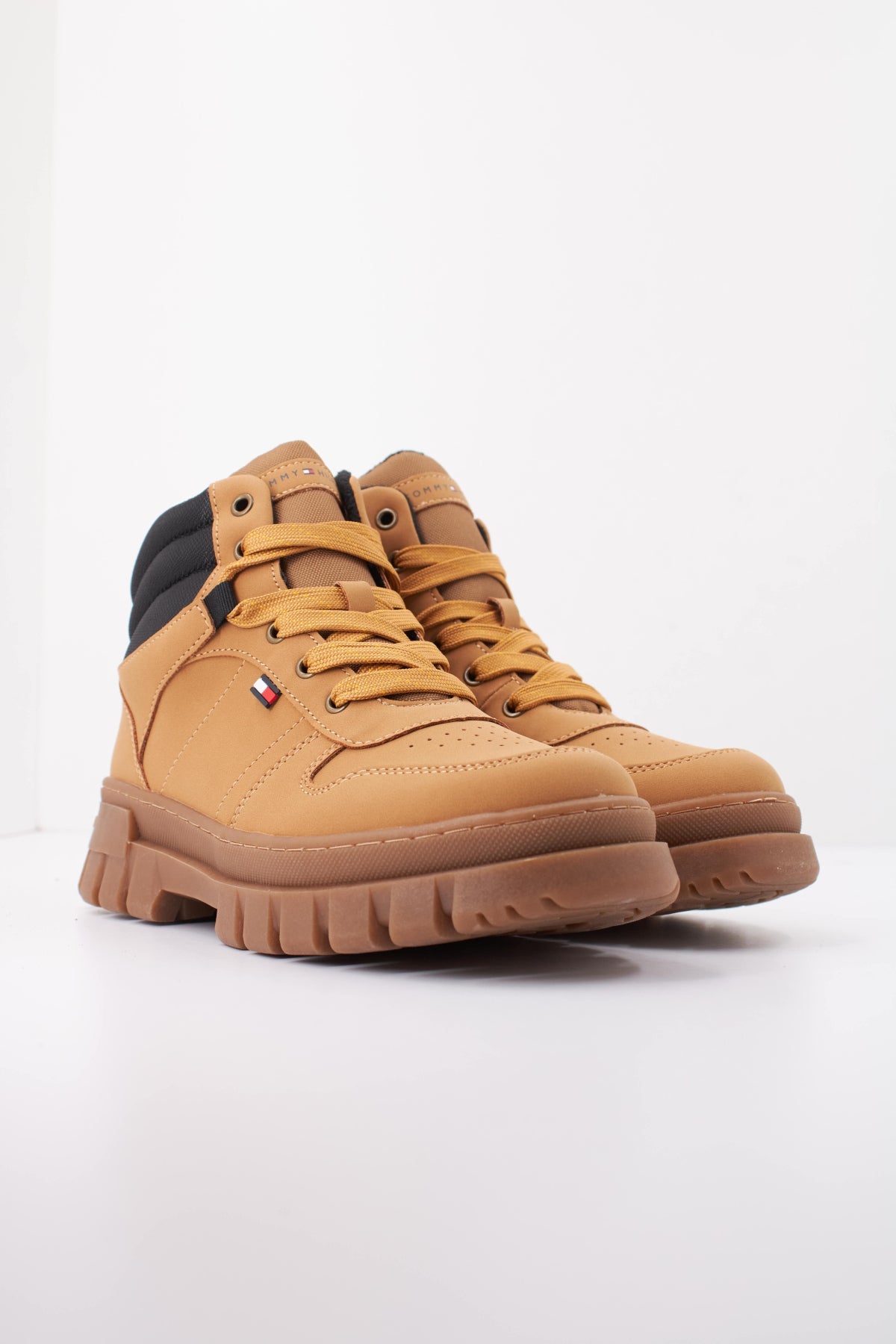 TOMMY HILFIGER LACE-UP BOOTIE en color CMLBLK  (2)