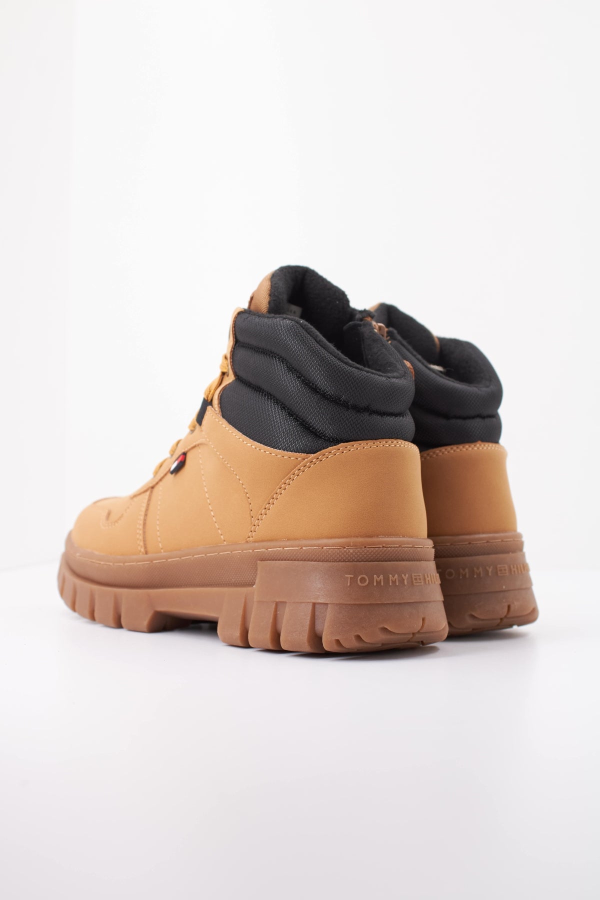 TOMMY HILFIGER LACE-UP BOOTIE en color CMLBLK  (4)