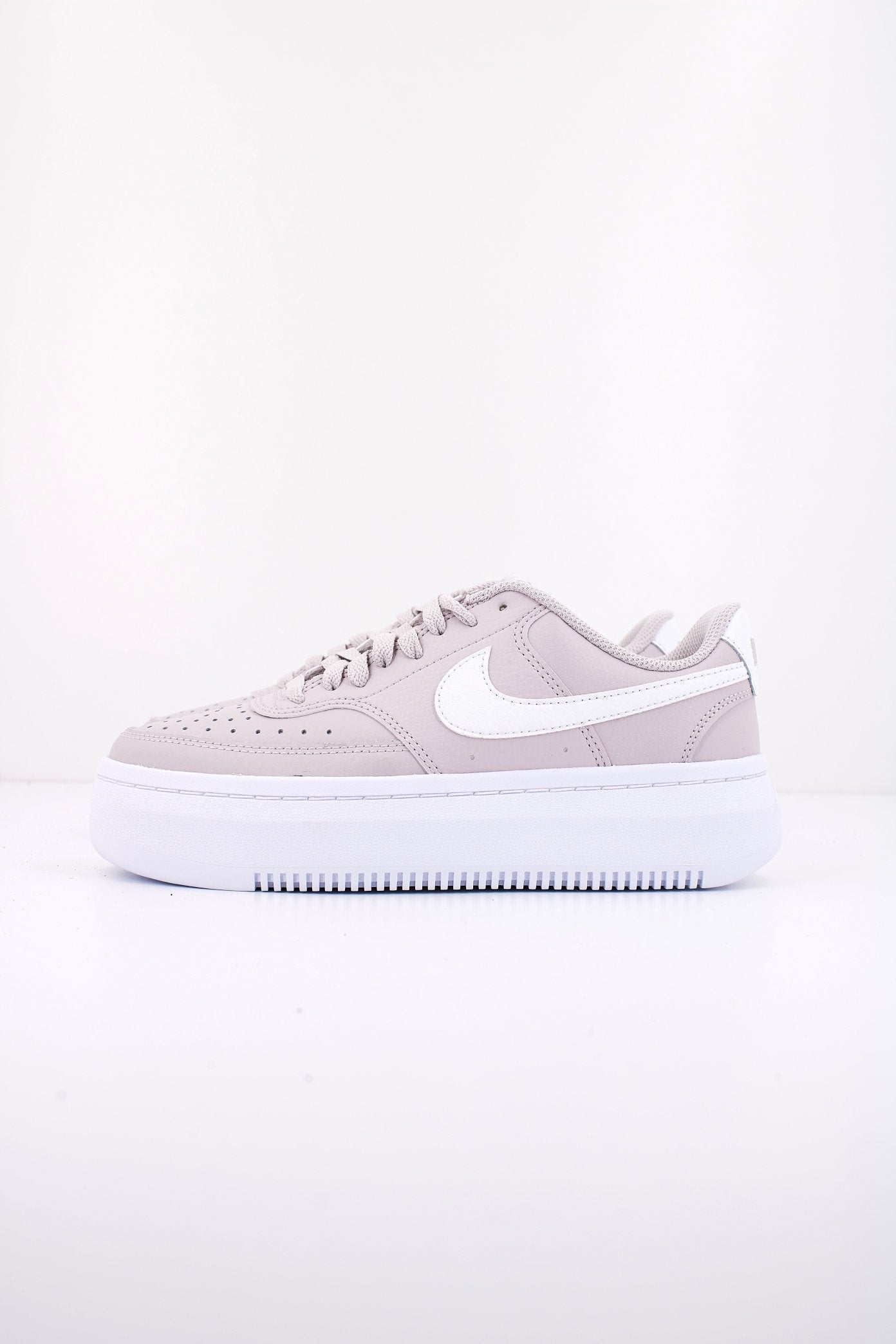 NIKE COURT VISION ALTA en color   (1)