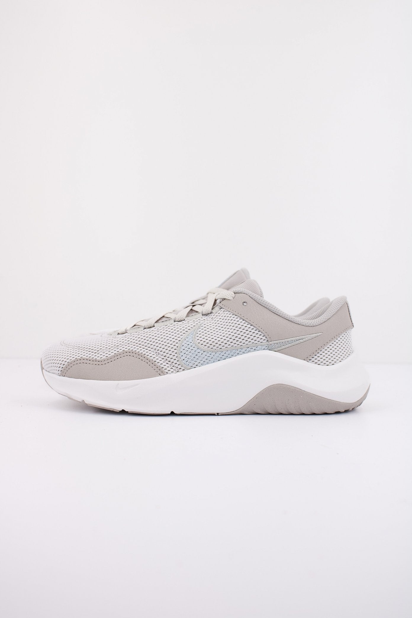 NIKE LEGEND ESSENTIAL  N en color   (1)