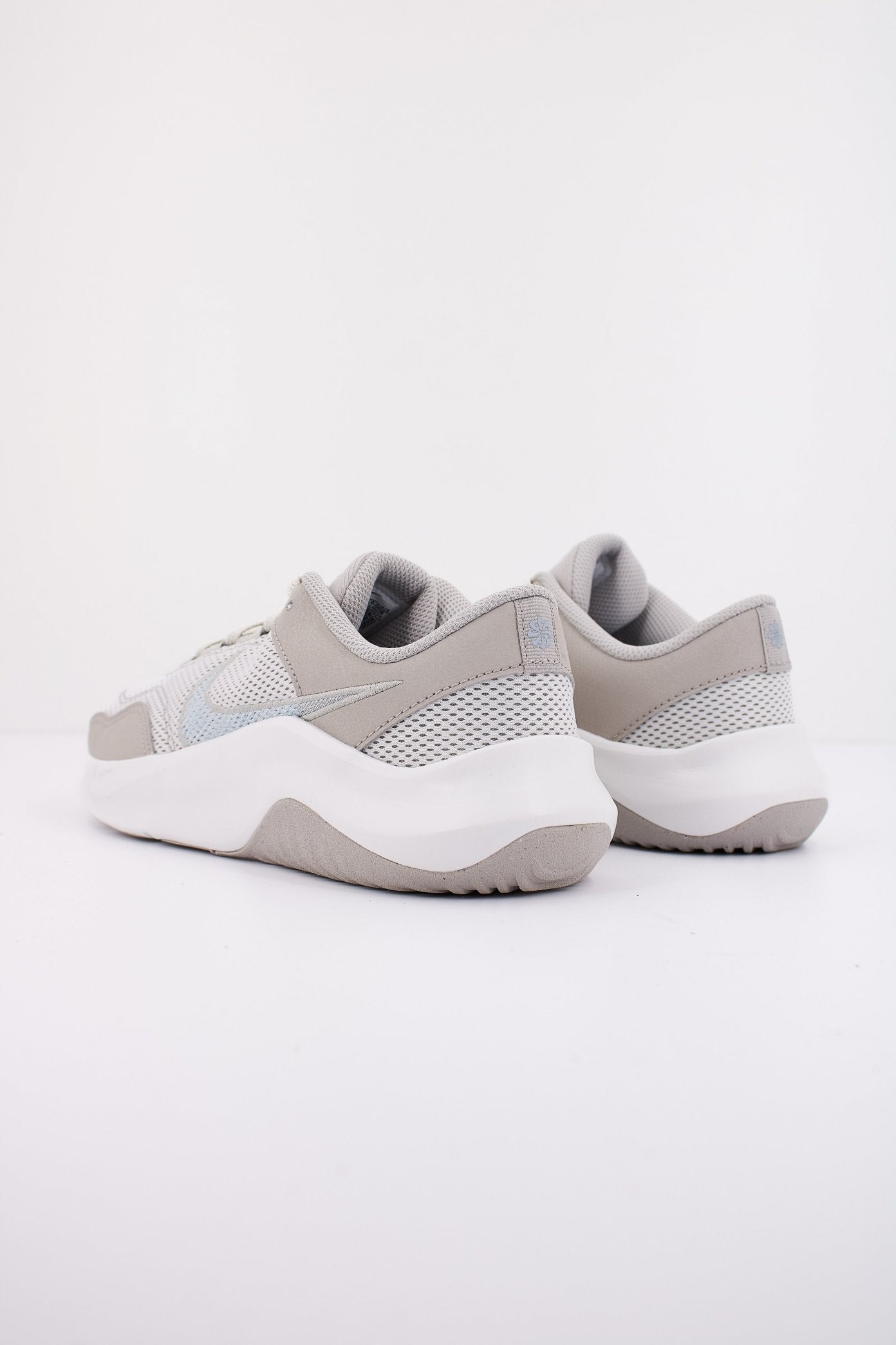 NIKE LEGEND ESSENTIAL  N en color   (3)