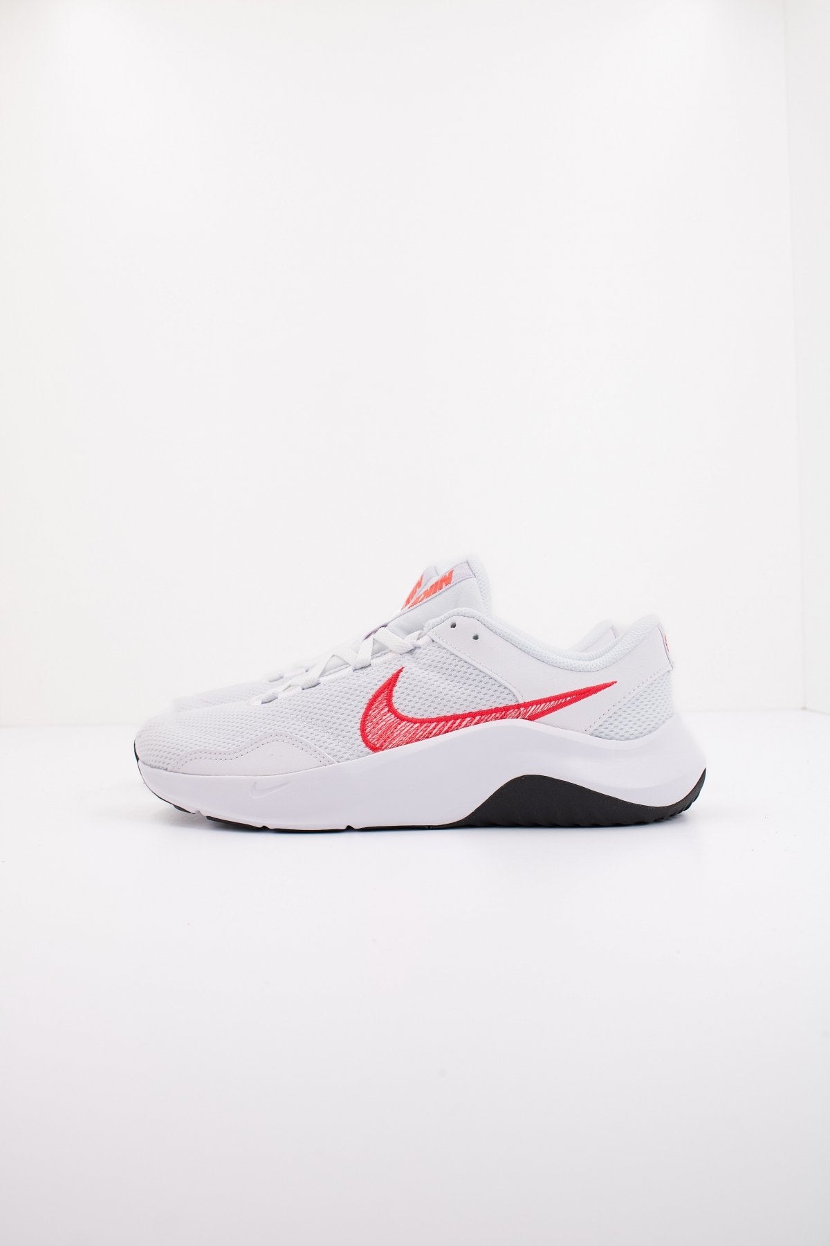 NIKE  LEGEND ESSENTIAL   en color   (1)