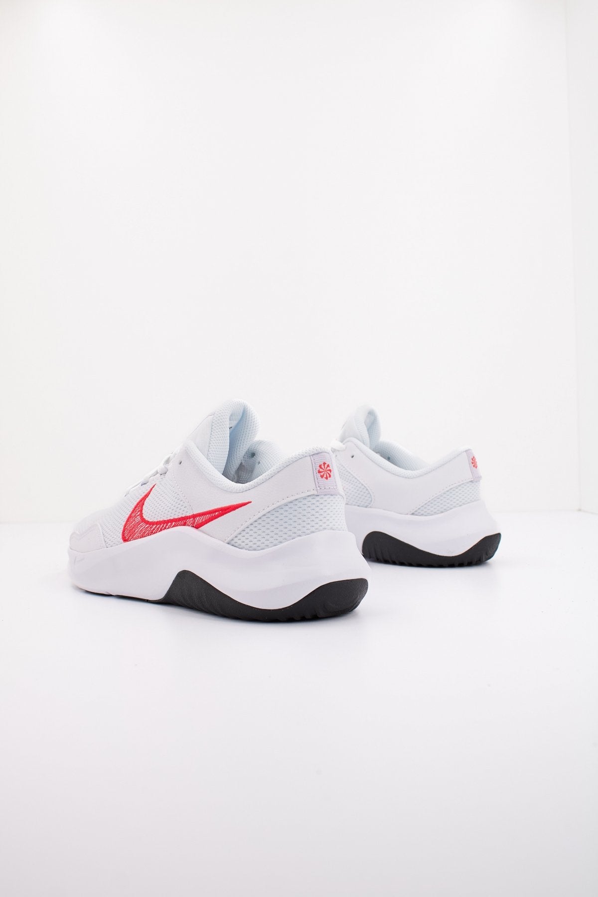 NIKE  LEGEND ESSENTIAL   en color   (3)