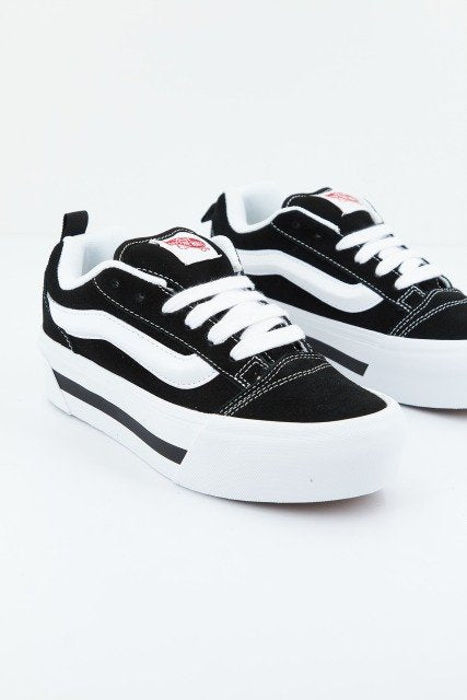 VANS KNU STACK en color BLCKWHT  (1)