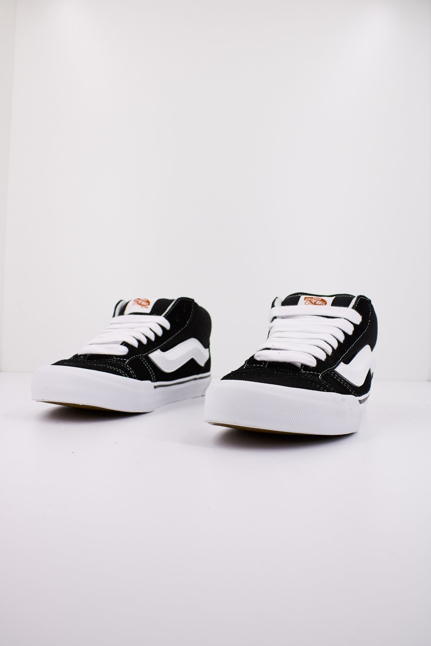 VANS KNU MID en color BLACKTRUEW  (2)