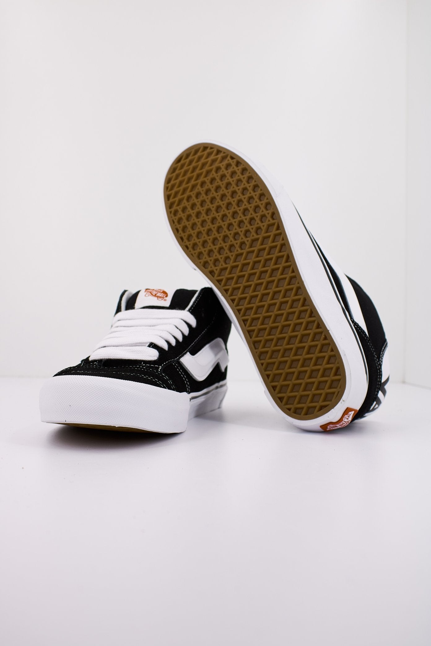 VANS KNU MID en color BLACKTRUEW  (4)