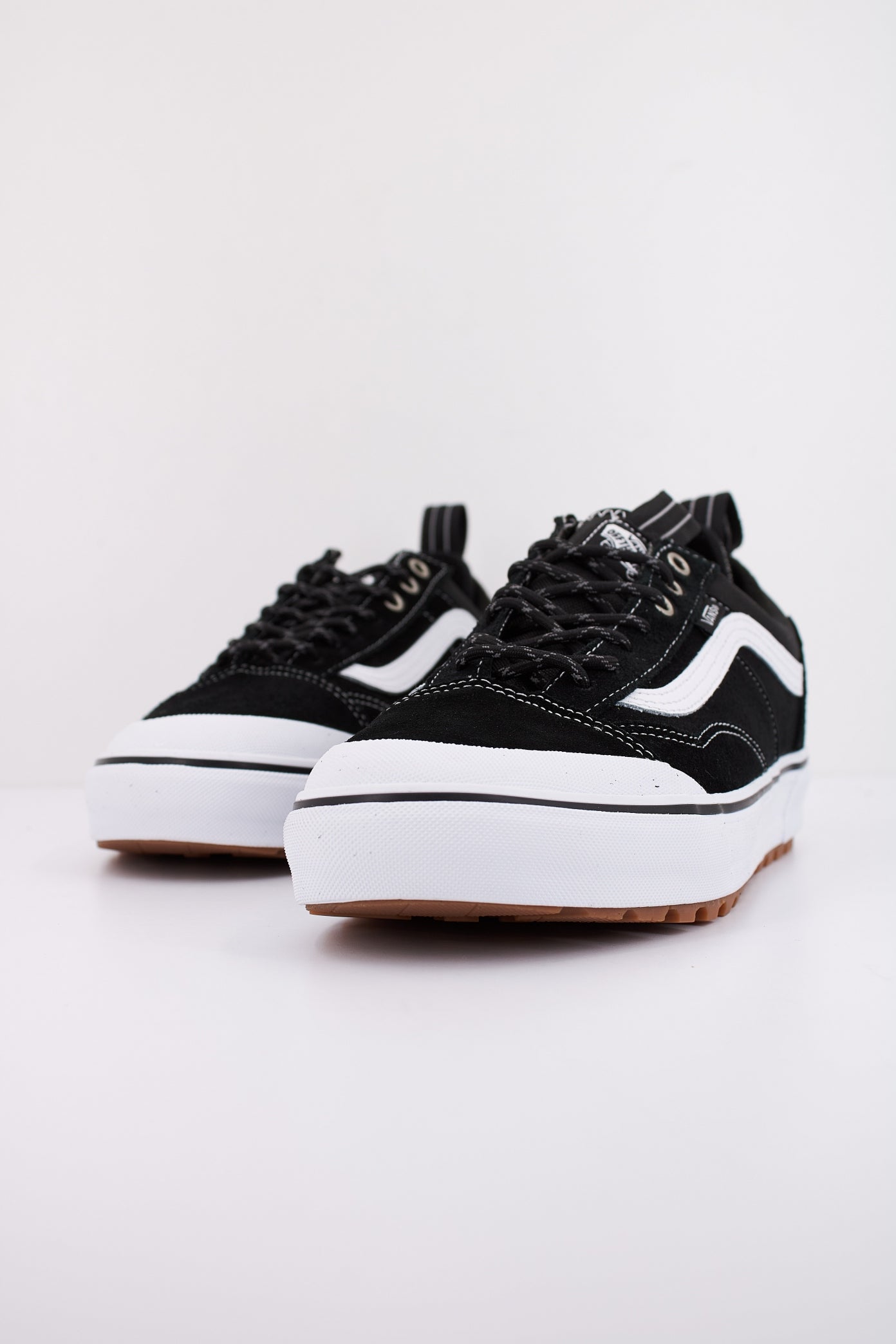 VANS MTE OLD SKOOL WATERP en color BLKWHT  (2)