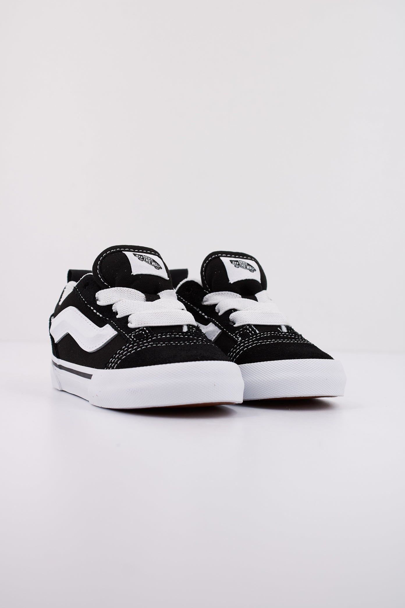 VANS KNU SKOOL ELASTIC en color BLKTRUEWHT  (2)