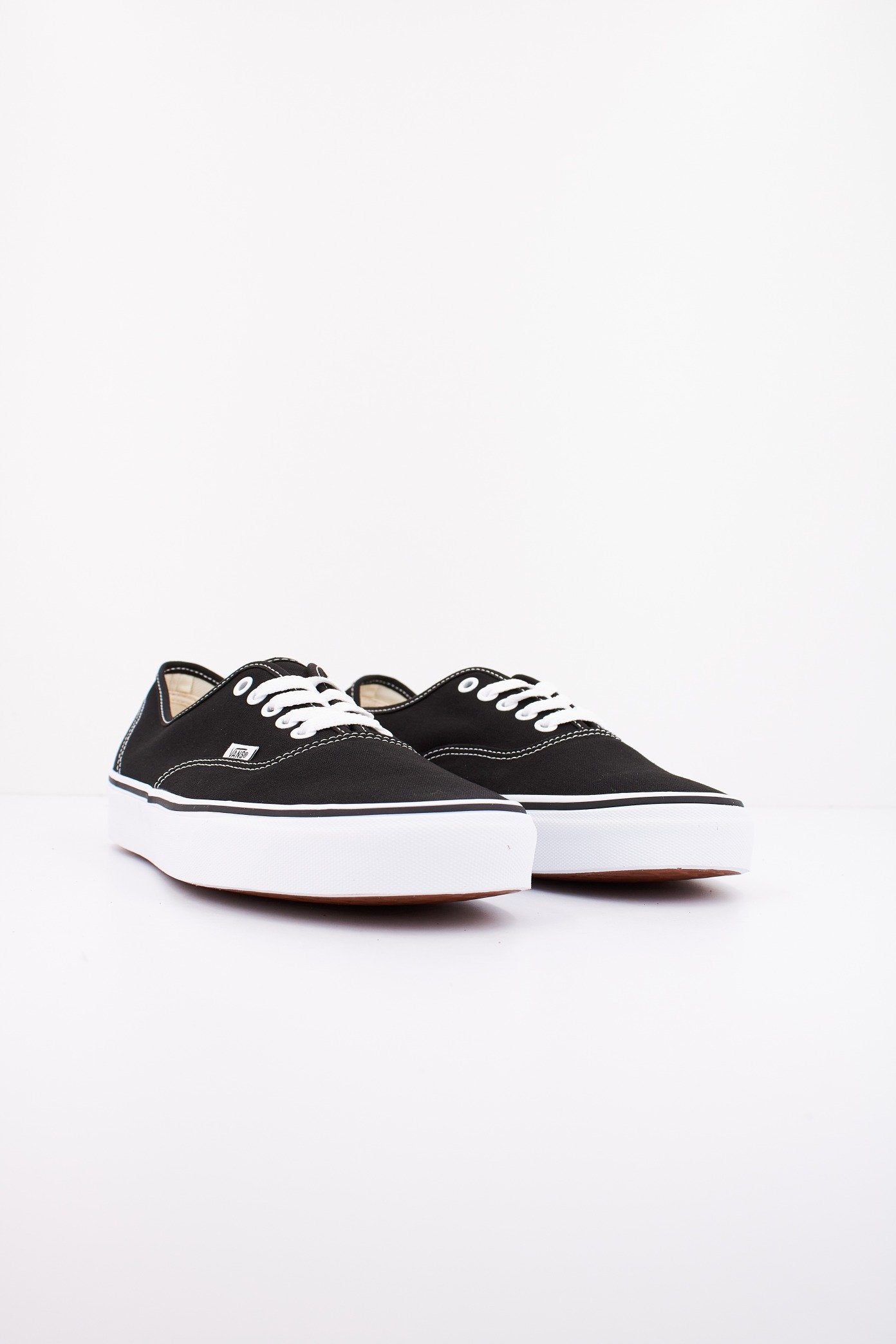 VANS AUTHENTIC en color BLACK  (2)