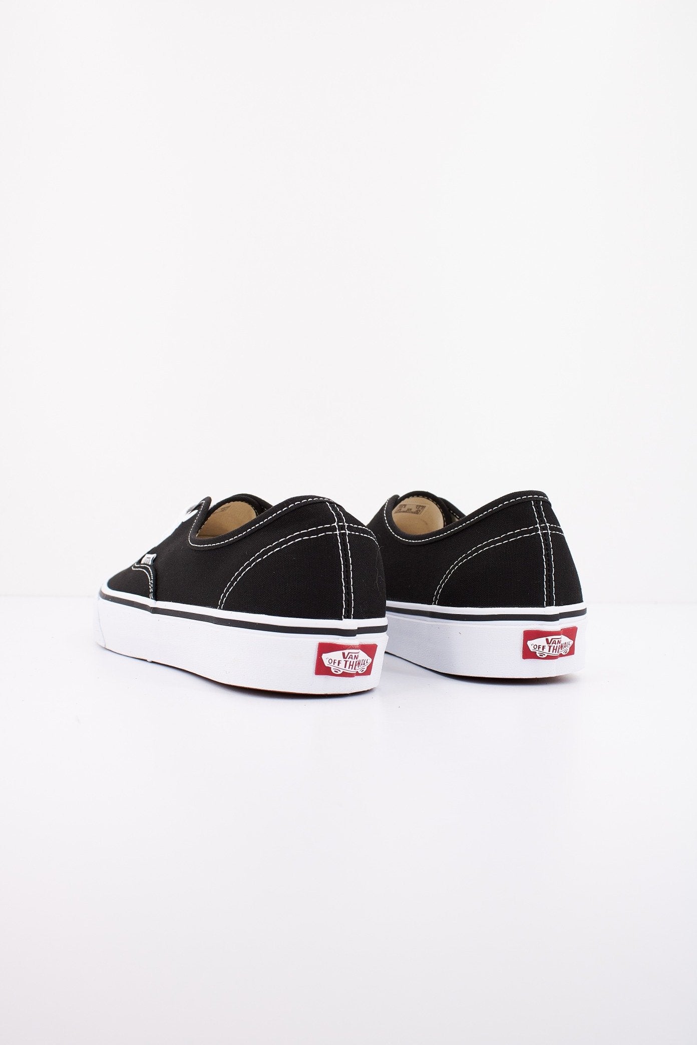 VANS AUTHENTIC en color BLACK  (3)