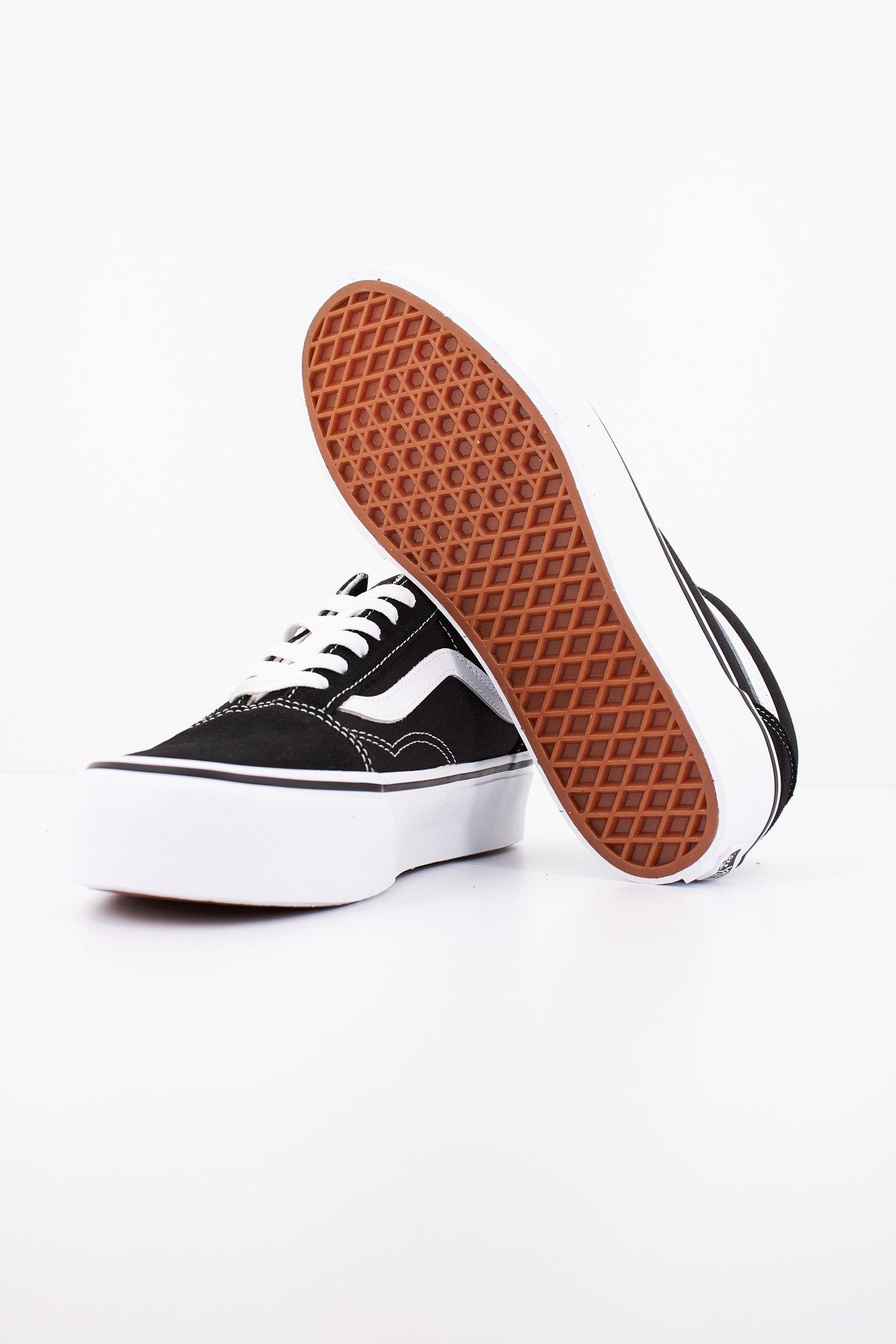 VANS OLD SKOOL PLATFORM en color BLACKWHITE  (4)
