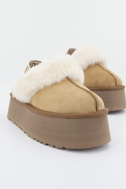 UGG FUNKETTE en color CHESTNUT  (2)
