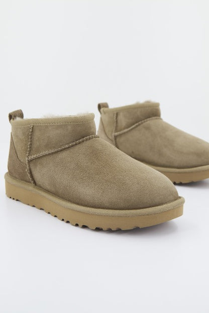 UGG W CLASSIC ULTRA MINI en color ANTILOPE  (2)