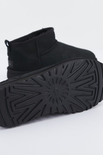 UGG W CLASSIC ULTRA MINI en color BLACK  (4)