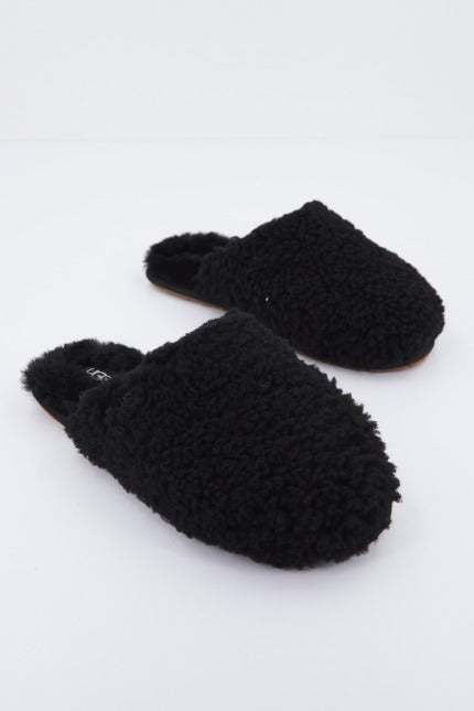 UGG W MAXI CURLY SLIDE en color BLACK  (1)