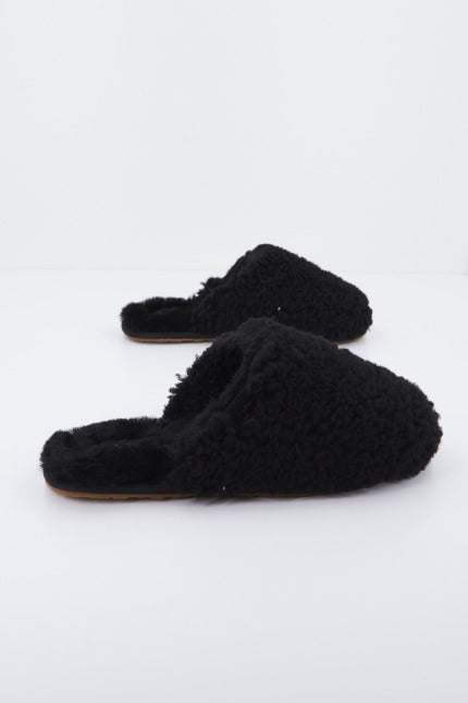UGG W MAXI CURLY SLIDE en color BLACK  (2)