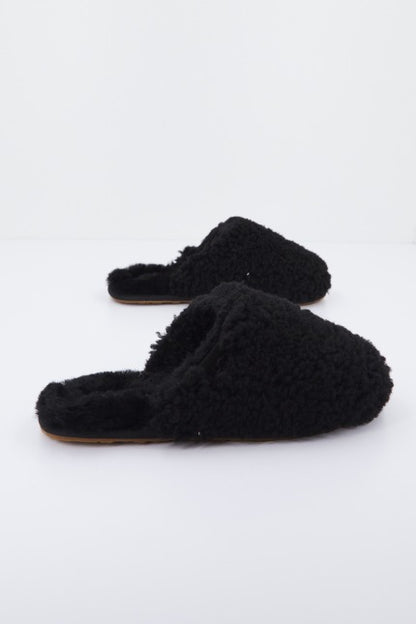 UGG W MAXI CURLY SLIDE en color BLACK  (2)