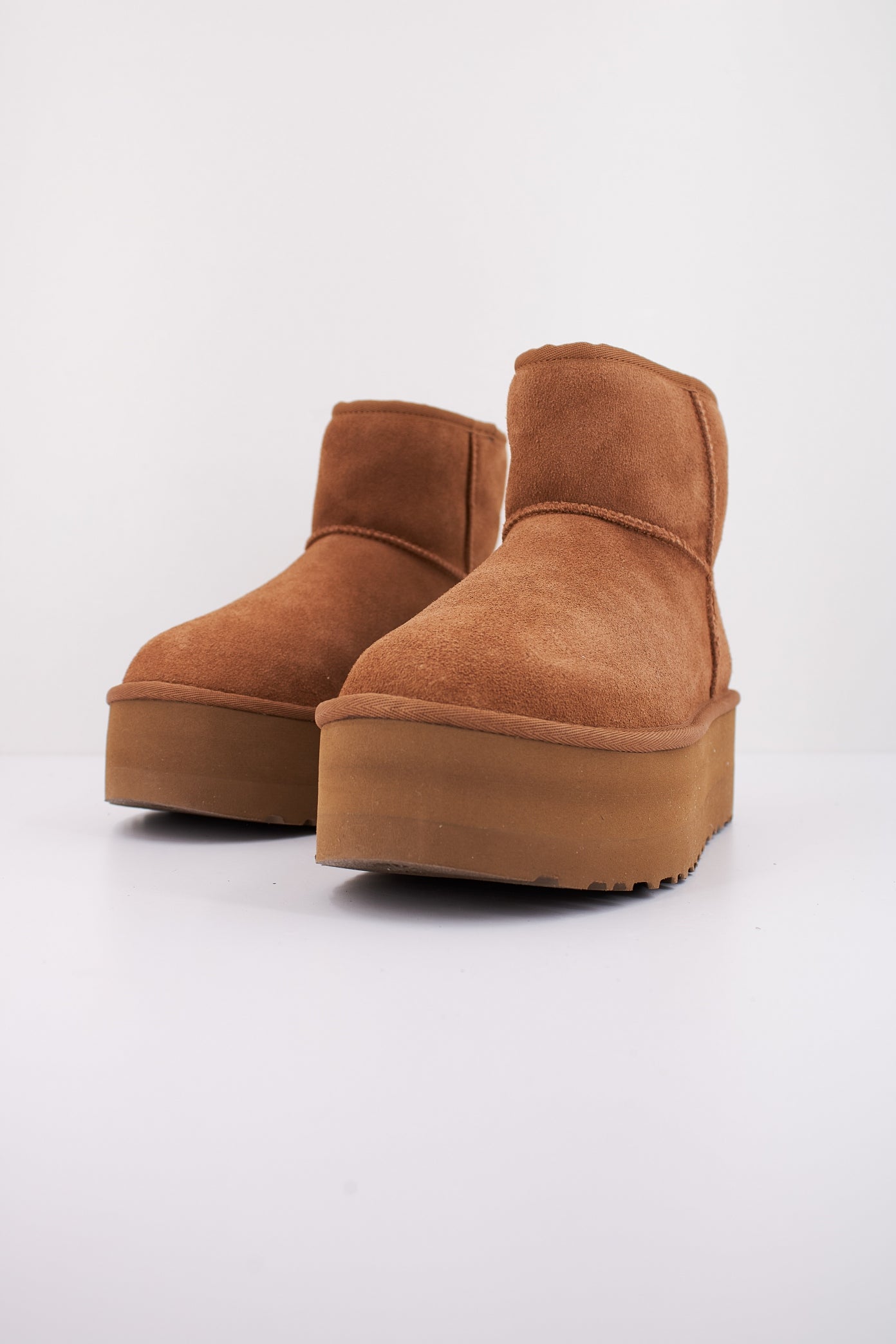 UGG  CLASSIC MINI PLATFO en color CHESTNUT  (2)