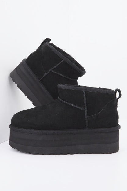 UGG W CLASSIC ULTRA MINI en color BLACK  (2)