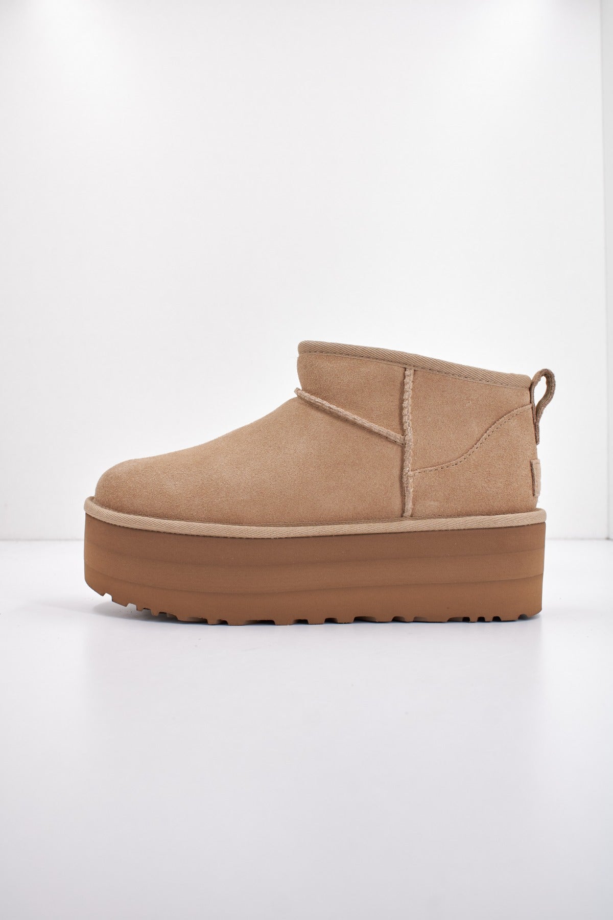 UGG W CLASSIC ULTRA MINI en color SAND  (1)