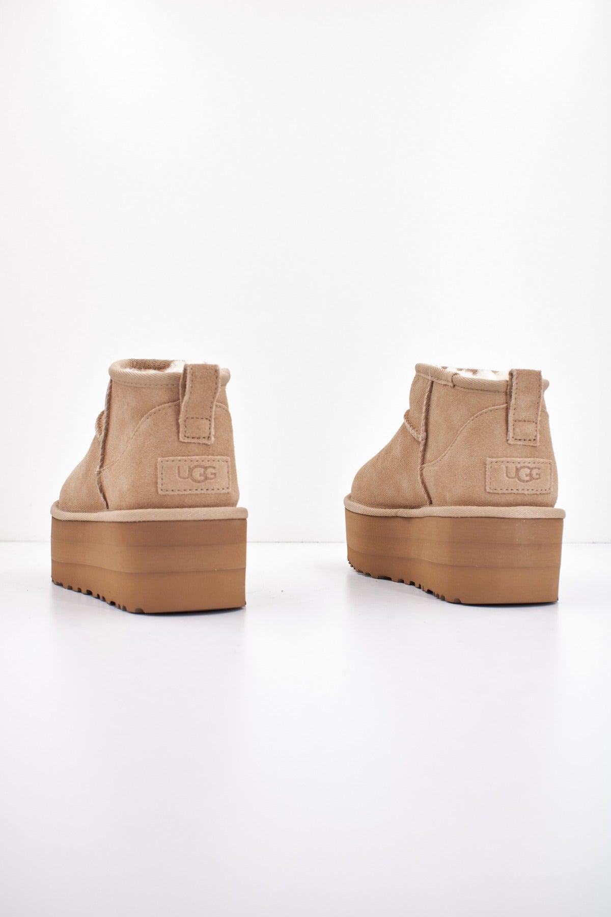 UGG W CLASSIC ULTRA MINI en color SAND  (3)