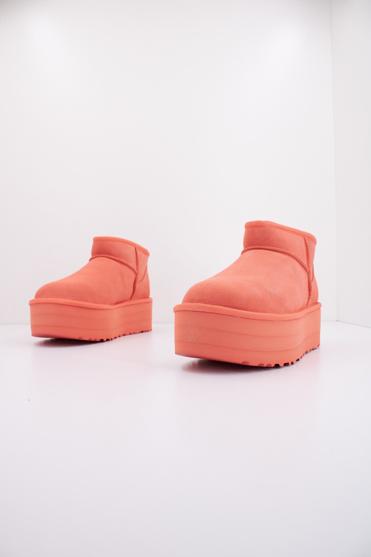 UGG W CLASSIC ULTRA MINI en color VCRL  (2)