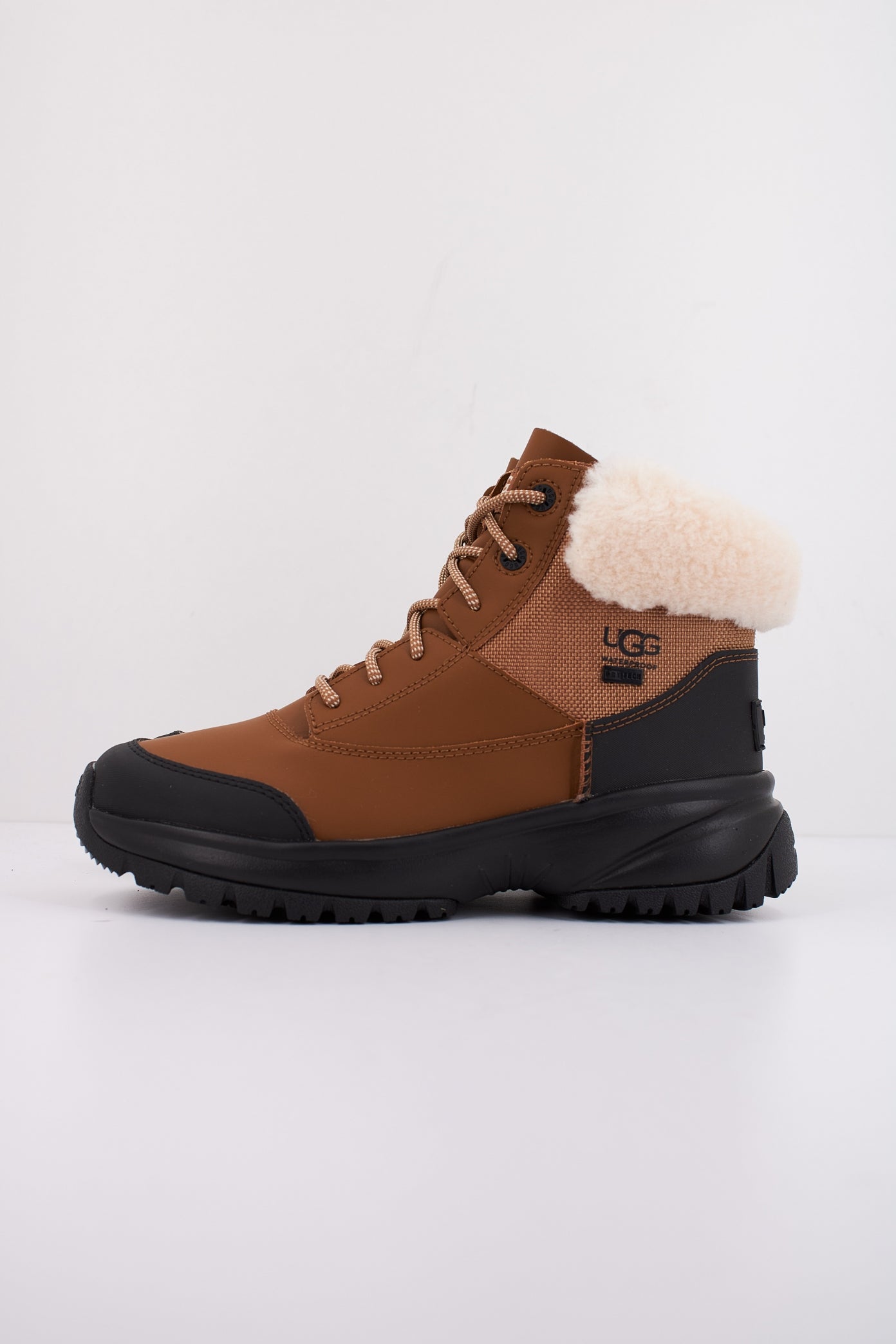 UGG W YOSE FLUFF V en color CHESTNUT  (1)