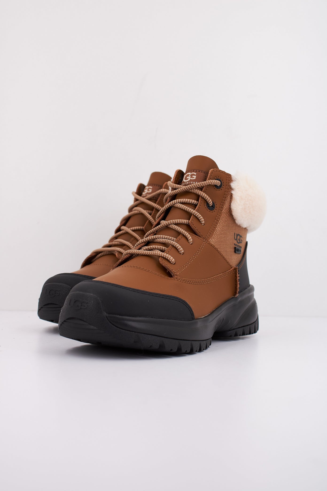 UGG W YOSE FLUFF V en color CHESTNUT  (2)
