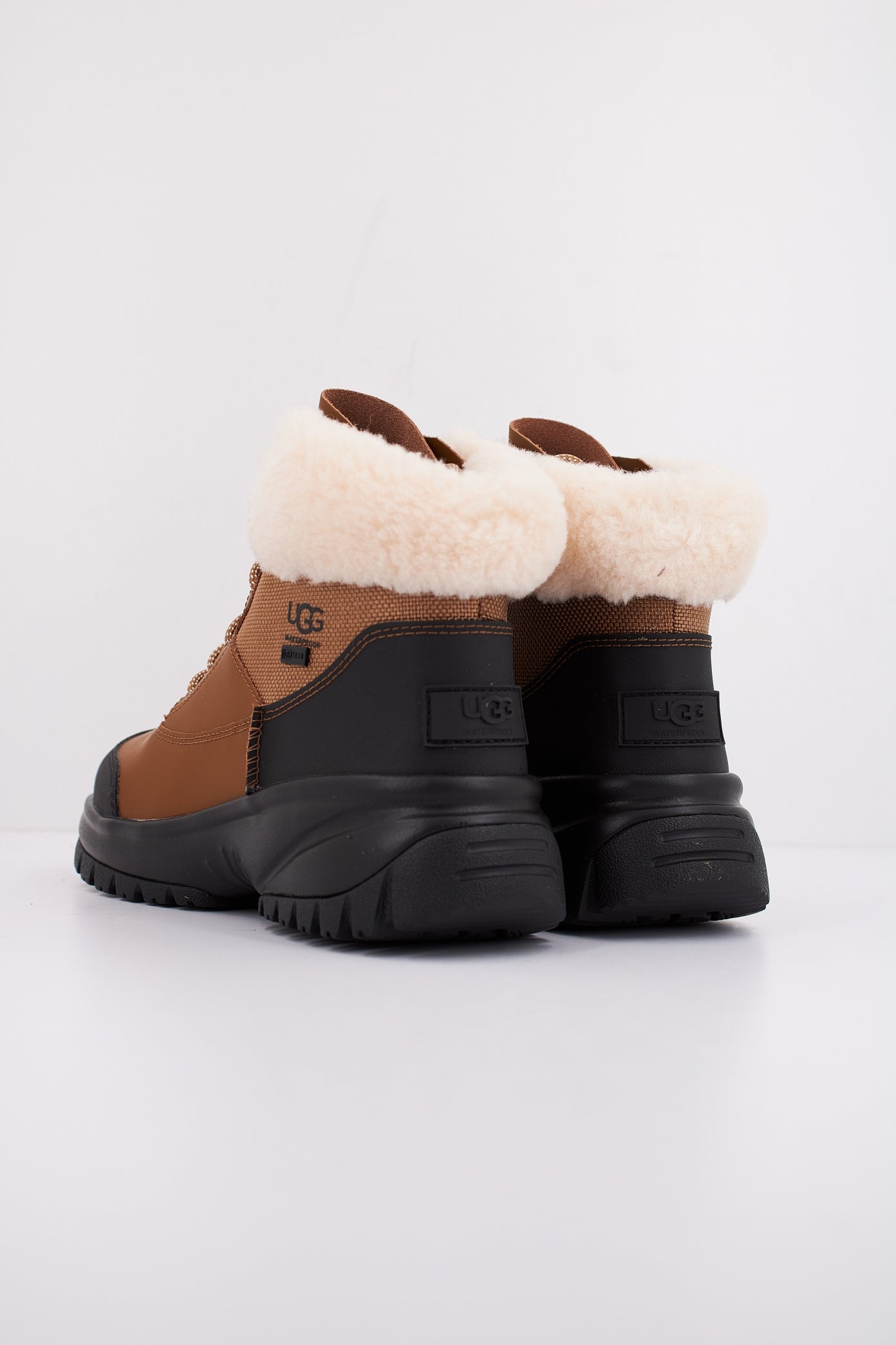 UGG W YOSE FLUFF V en color CHESTNUT  (4)