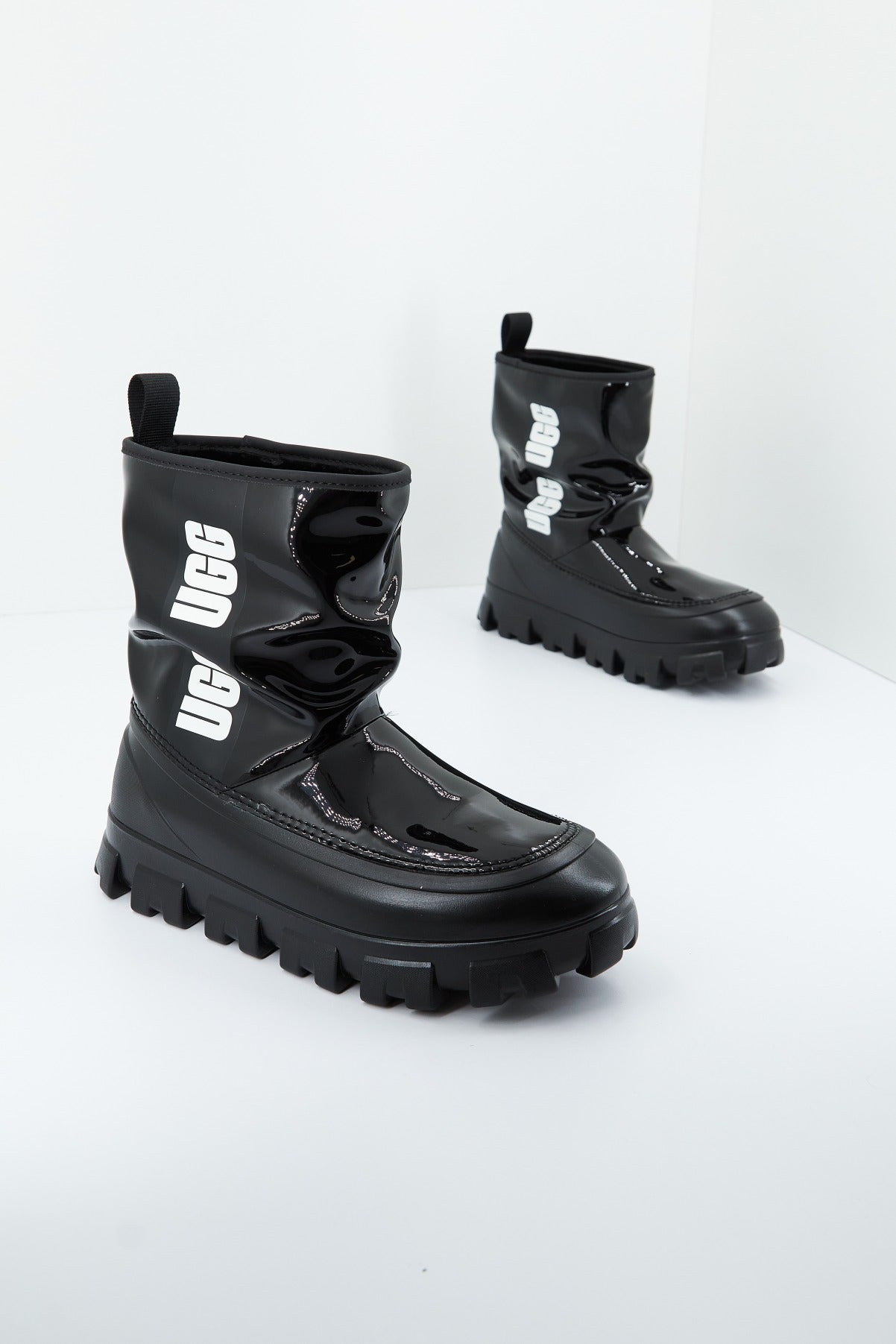 UGG W CLASSIC BRELLAH MI en color BLACK  (2)