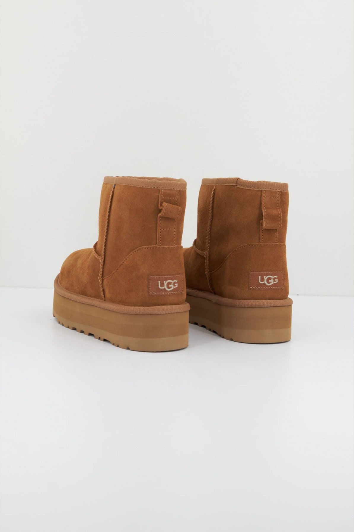 UGG CLASSIC MINI PLATFOR en color CHESTNUT  (2)