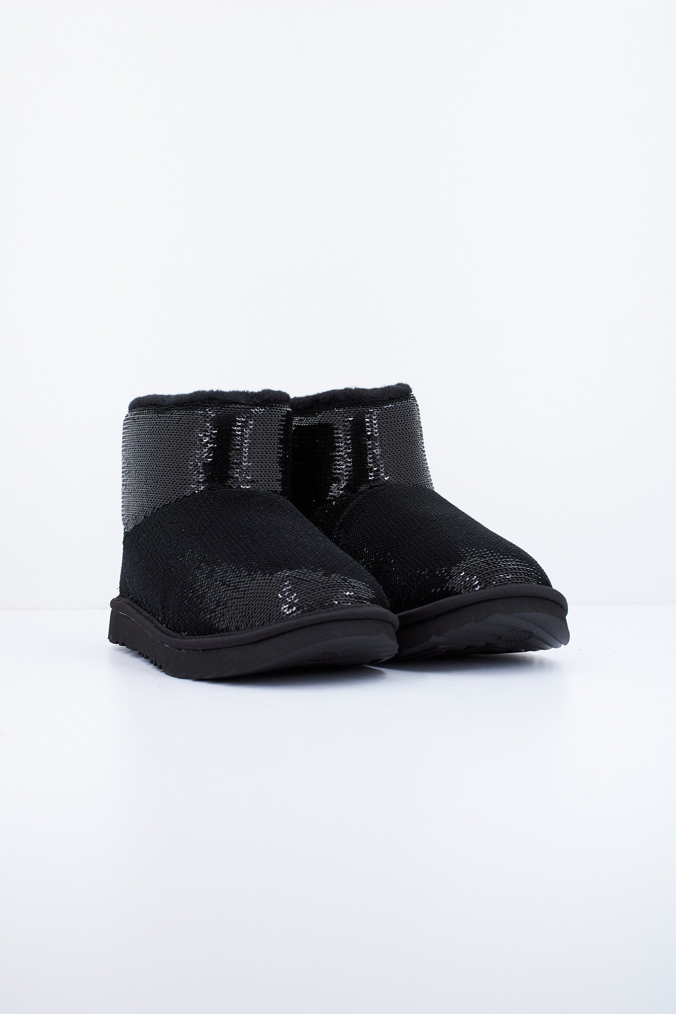 UGG K CLASSIC MINI MIRRO en color BLACK  (2)
