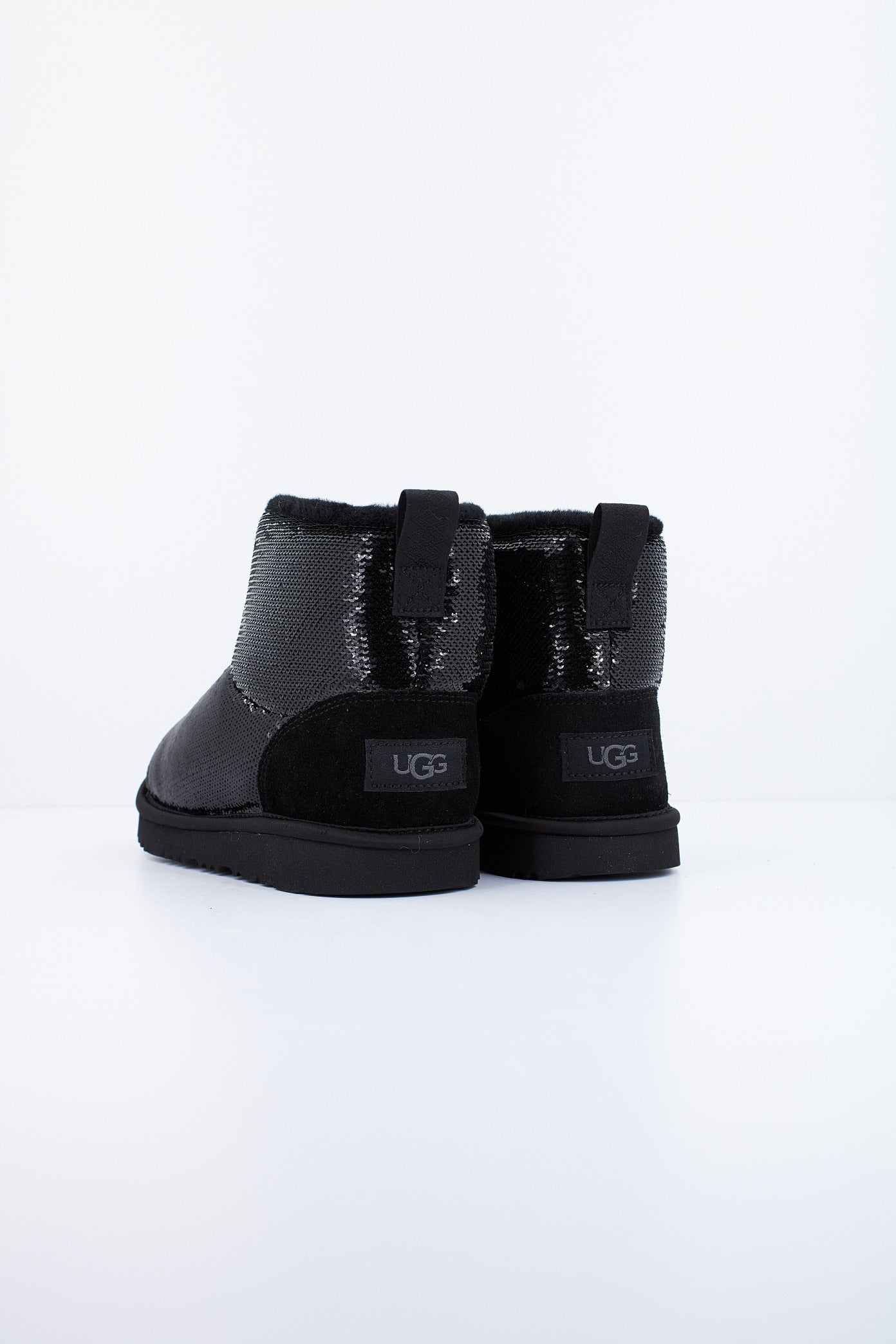 UGG K CLASSIC MINI MIRRO en color BLACK  (3)
