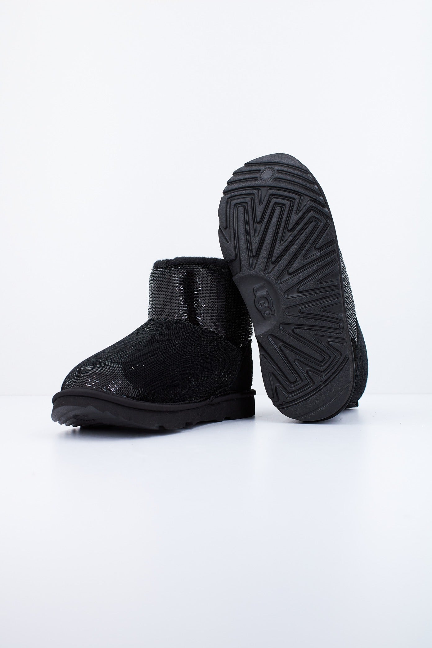 UGG K CLASSIC MINI MIRRO en color BLACK  (4)