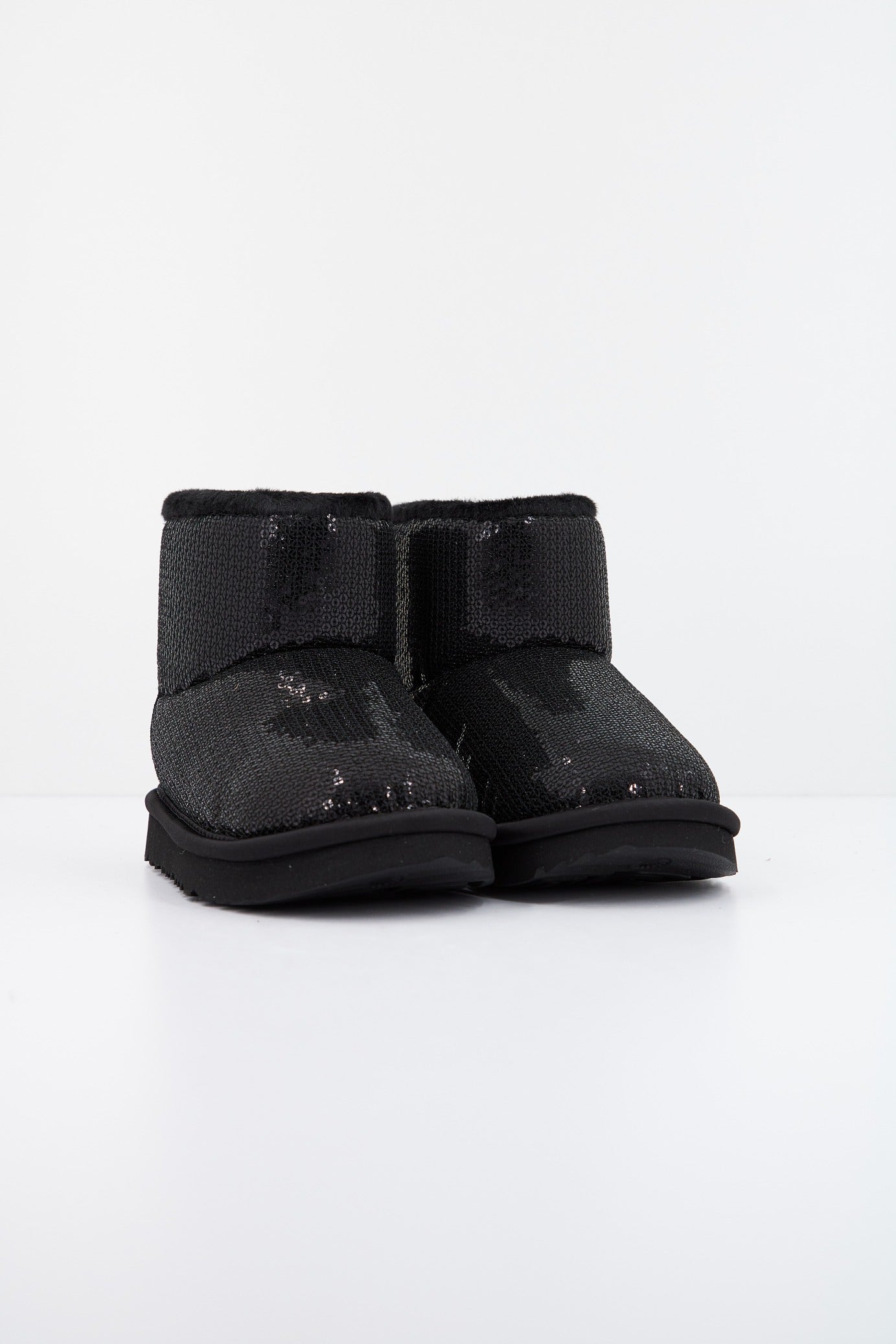 UGG CLASSIC MINI MIRROR  en color BLACK  (2)