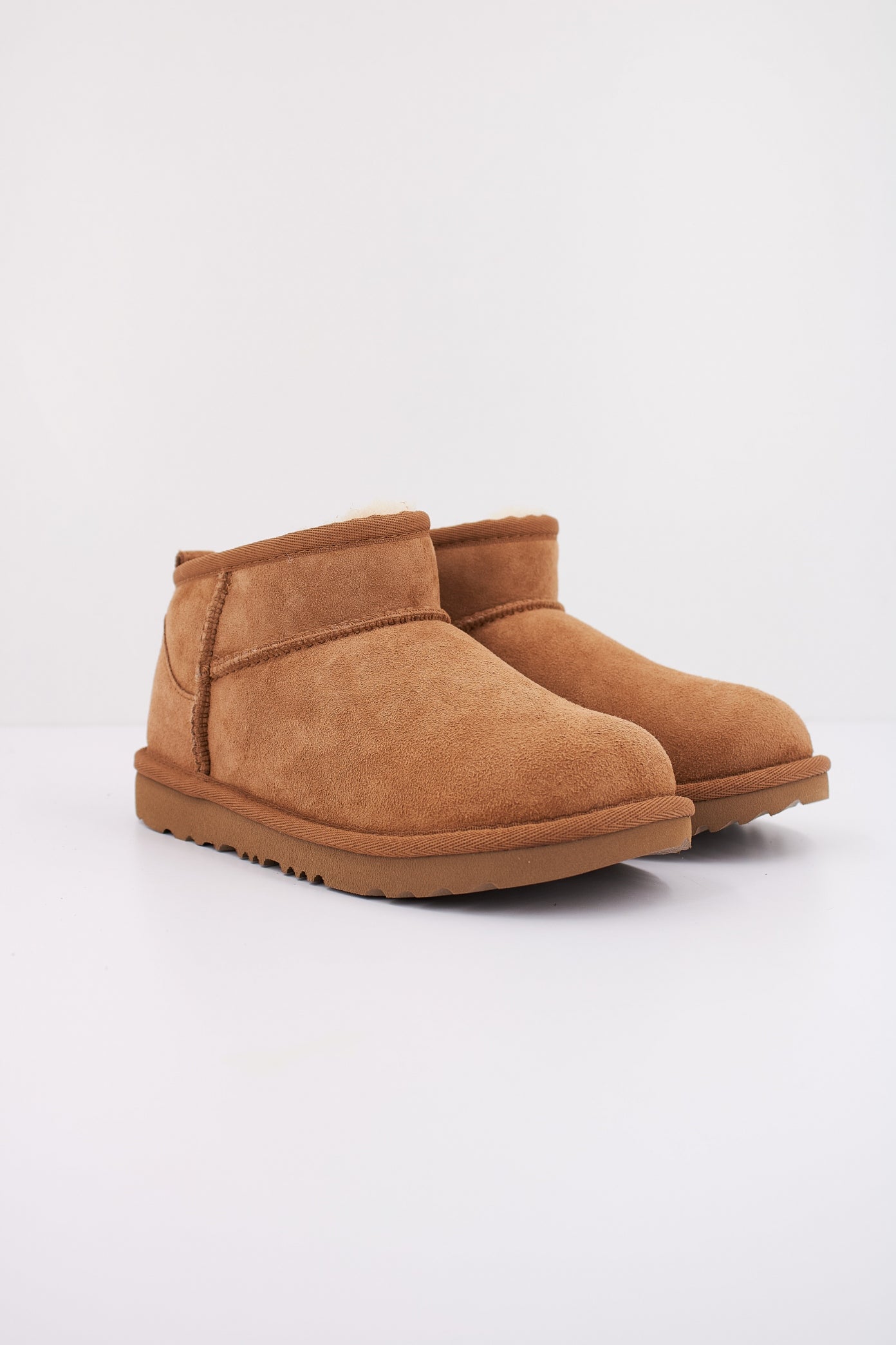 UGG CLASSIC ULTRA MINI en color CHESTNUT  (2)