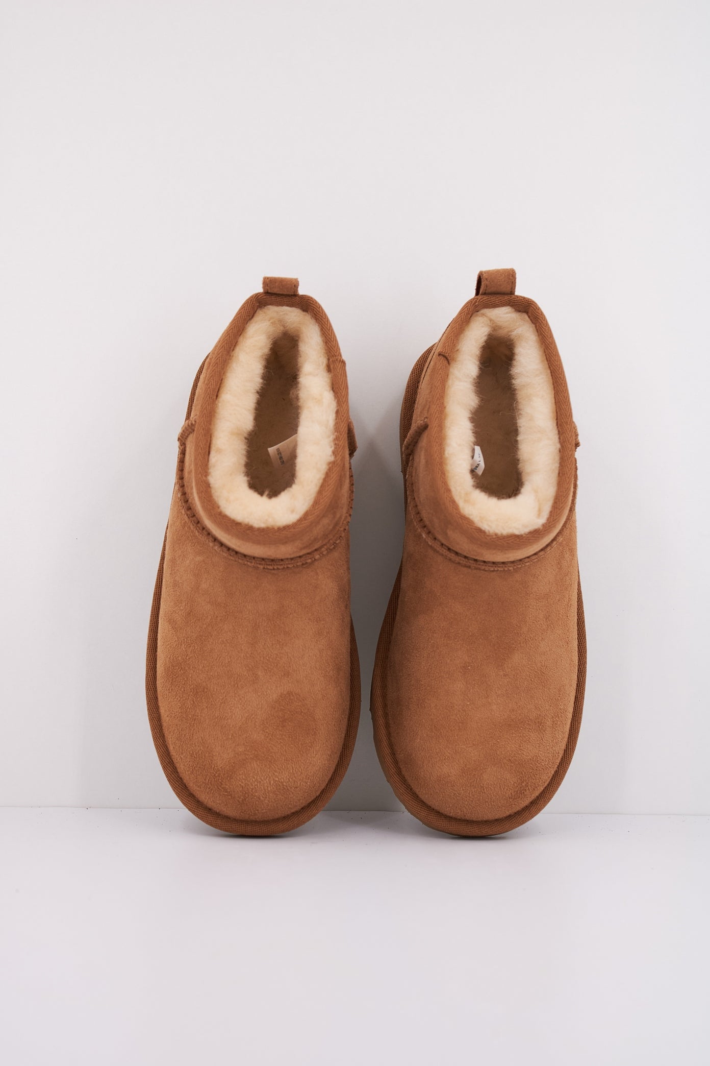 UGG CLASSIC ULTRA MINI en color CHESTNUT  (3)
