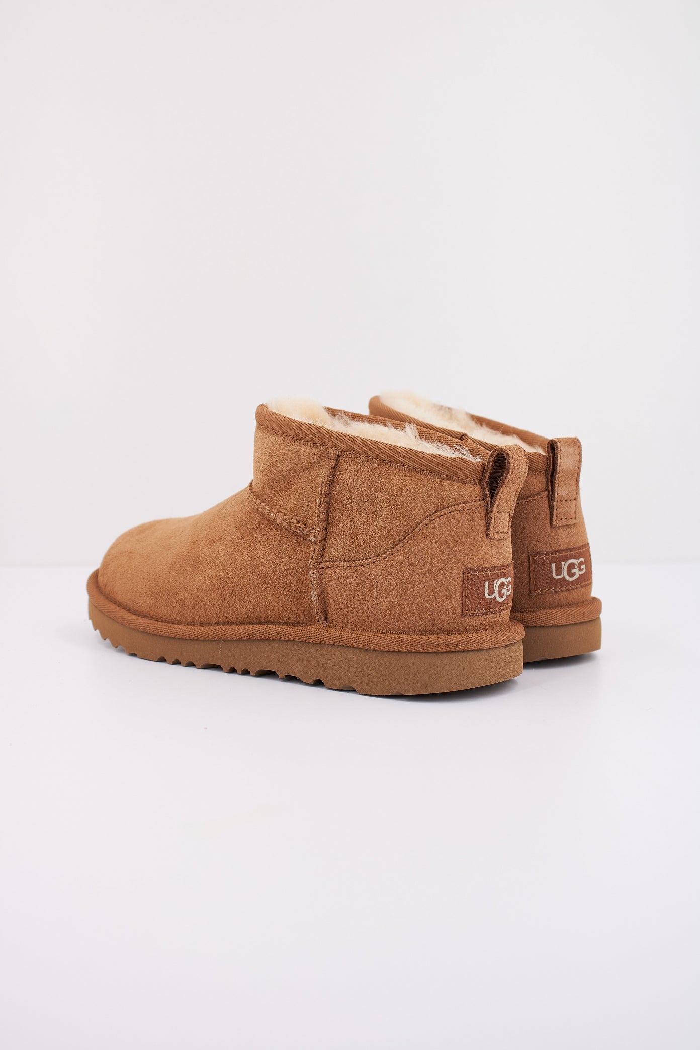 UGG CLASSIC ULTRA MINI en color CHESTNUT  (4)