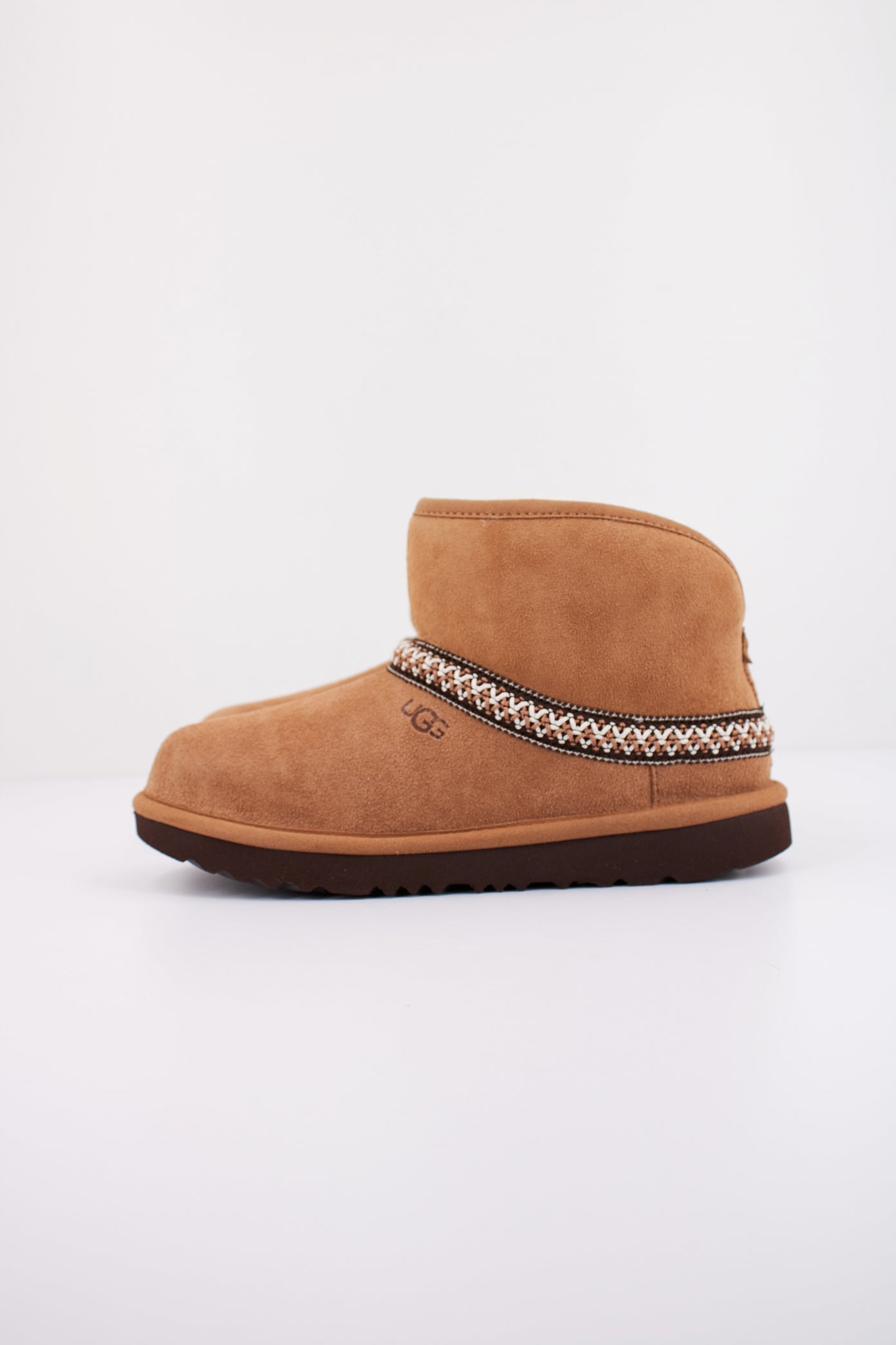 UGG CLASSIC MINI CRESCEN en color CHESTNUT  (1)