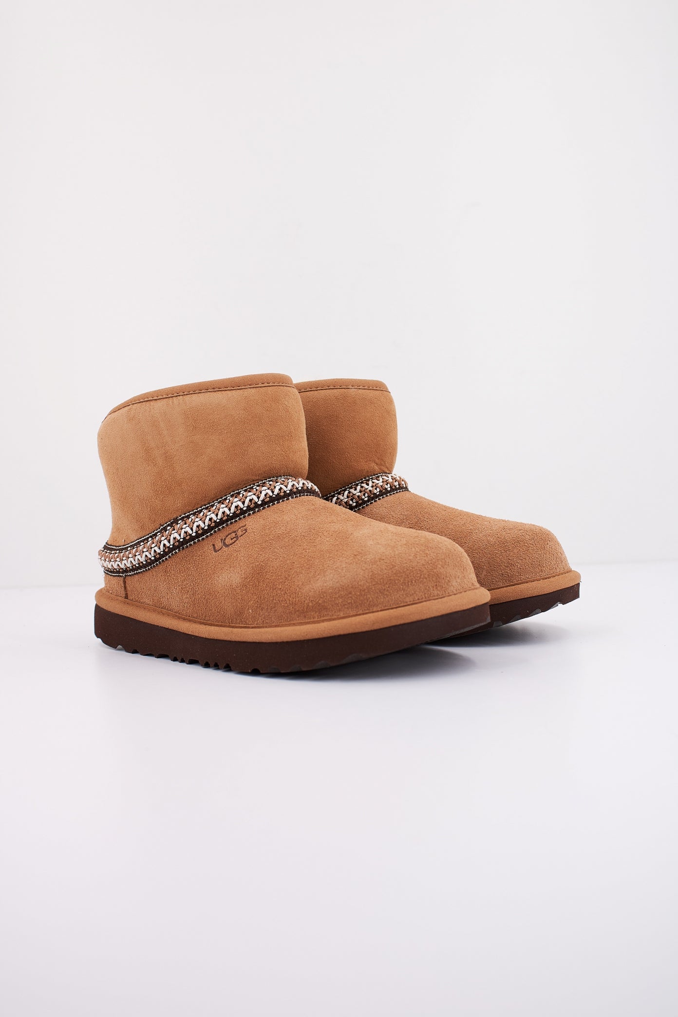 UGG CLASSIC MINI CRESCEN en color CHESTNUT  (2)